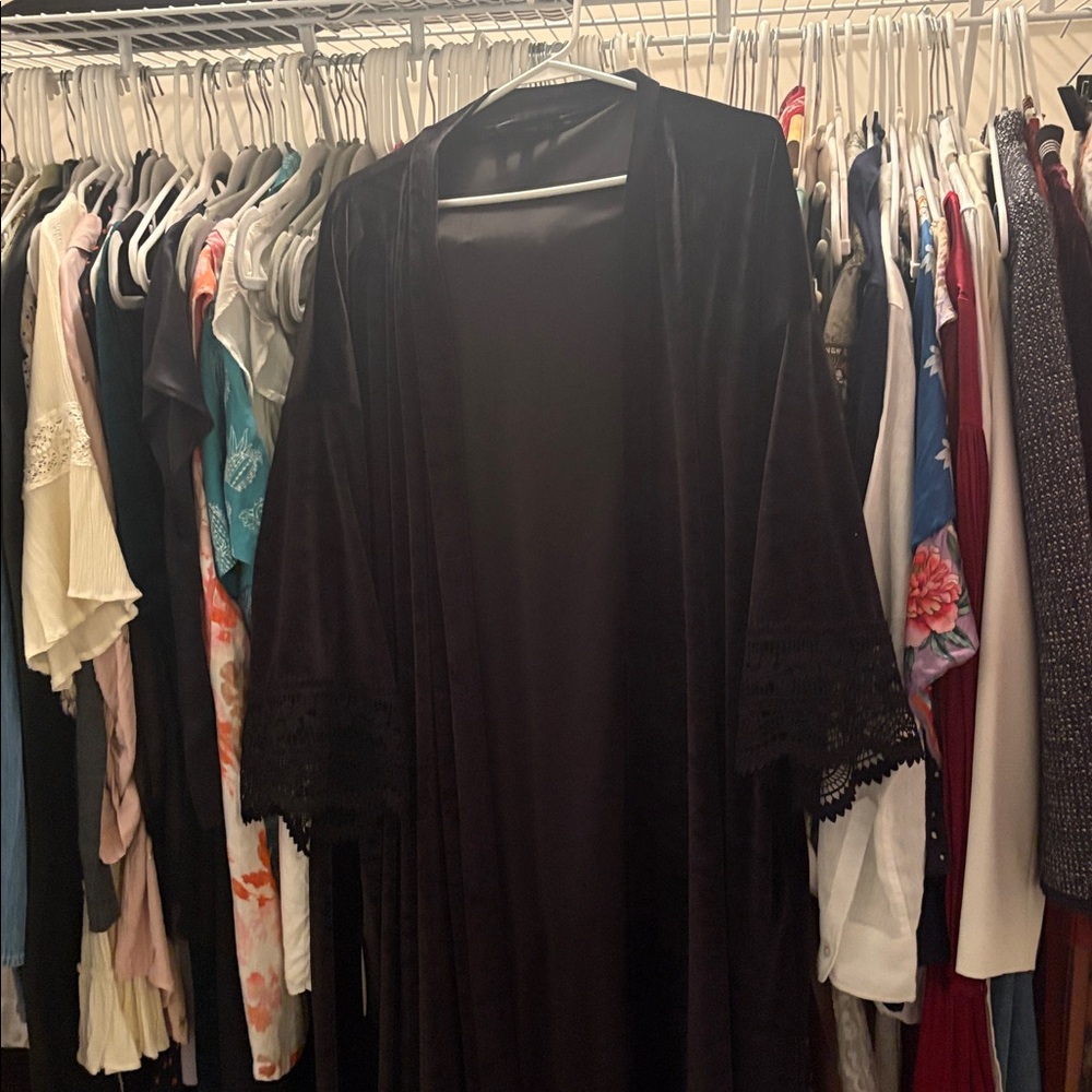 New Elegant Black Velvet and Lace Robe 1X